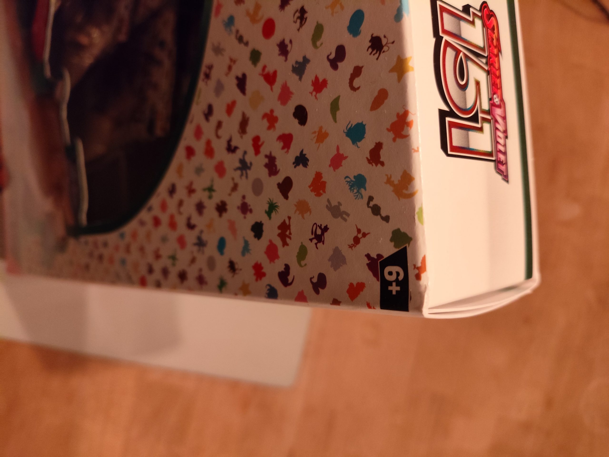 Pokemon, "B-Ware" 151 Blooming Waters Premium Collection mit leichten Schäden/Dellen an Verpackung, Englisch – Bild 4